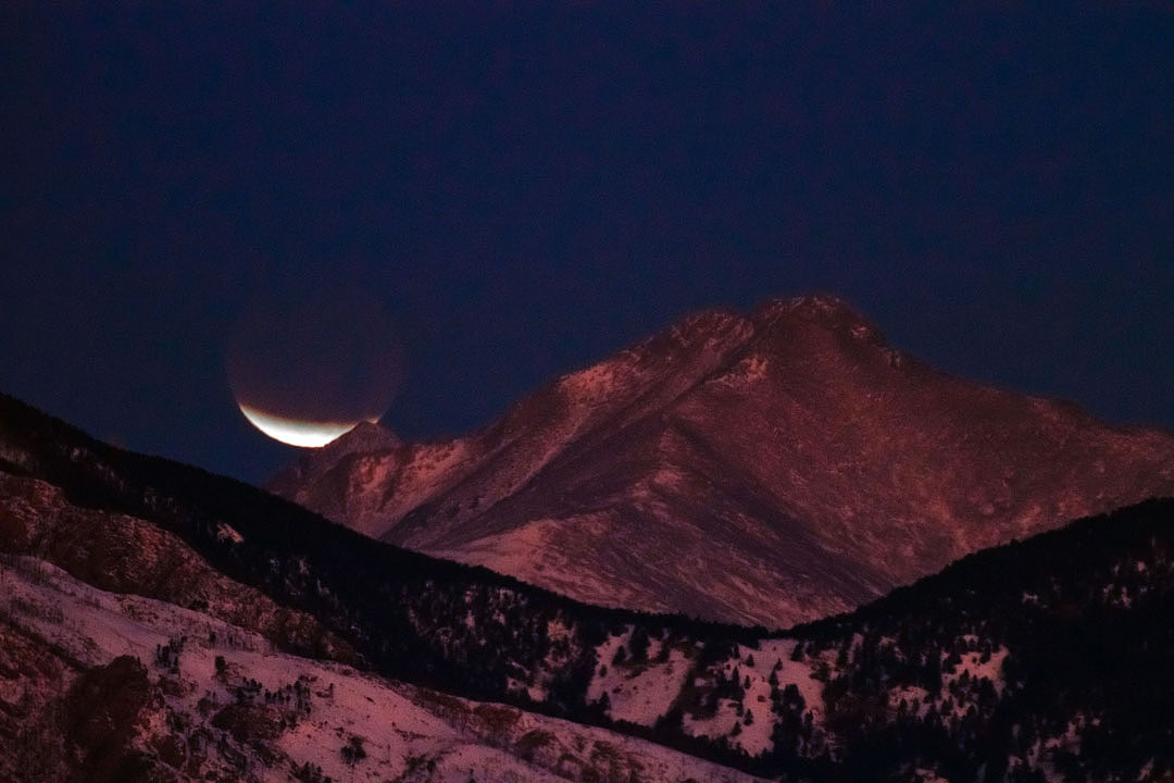 solar eclipse settings over longs peak